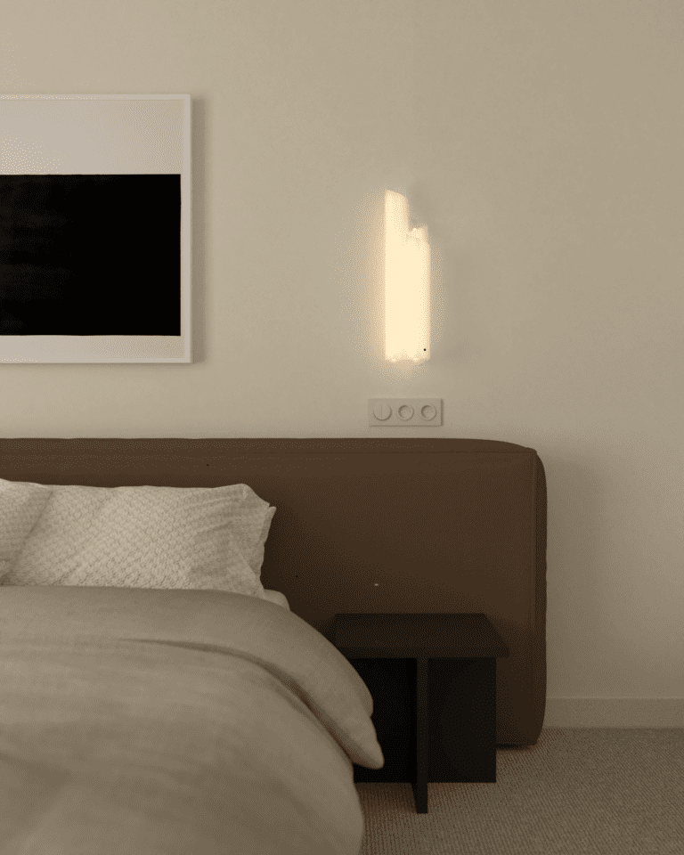 projekt wnętrza mieszkania klimatyczne mieszkanie w stylu retro sypialnia kinkiet artemide chimera brązowe łóżko tapicerowane z zagłówkiem czarny stolik nocny